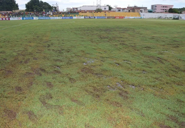 Situação do gramado do Estádio Helvídio Nunes