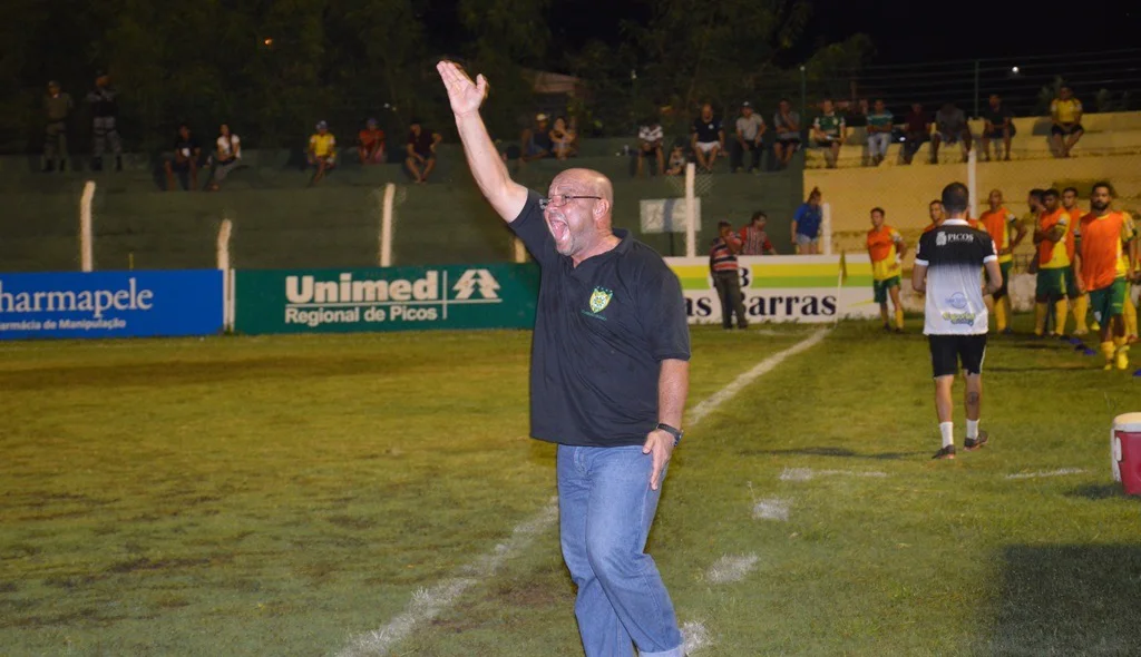 Técnico do Picos Adelmo Soares grita com o time