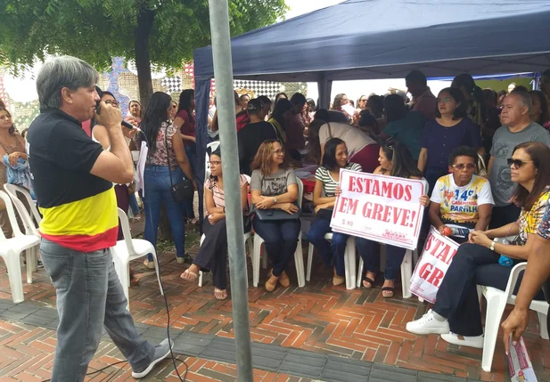 Professores realizam protesto na Câmara de Municipal de Teresina 