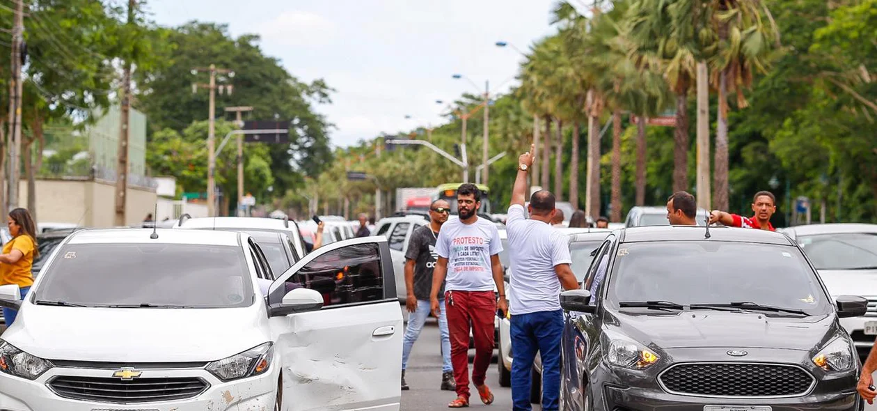 Motoristas bloqueiam avenida Marechal Castelo Branco 