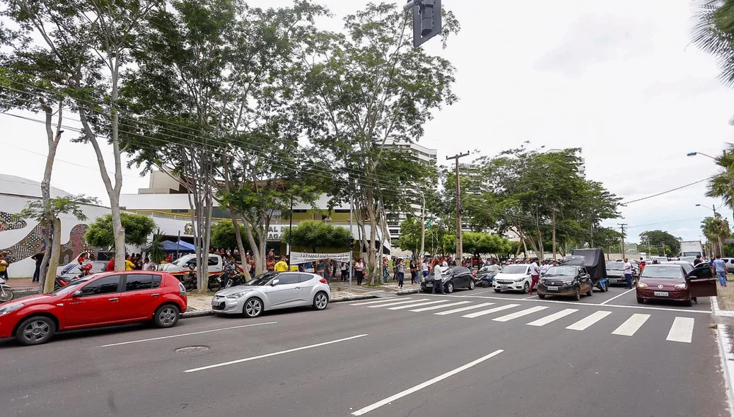 Motoristas realizam protesto na frente da Câmara Municipal de Teresina 