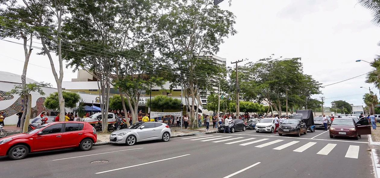 Motoristas realizam protesto na frente da Câmara Municipal de Teresina 