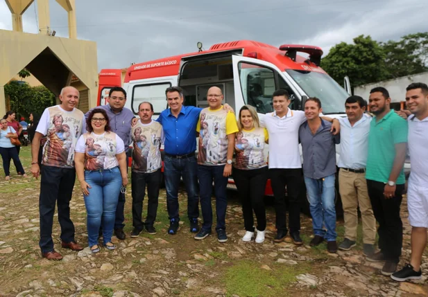 Prefeita Patrícia Leal entrega duas novas ambulâncias em Altos