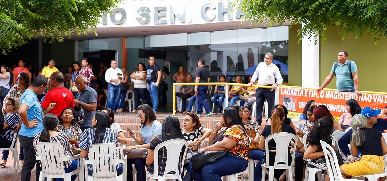 Professores cobram pagamento do reajuste do piso