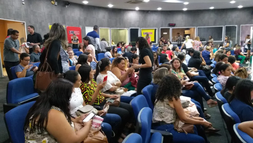 Professores estão acampados na CMT 
