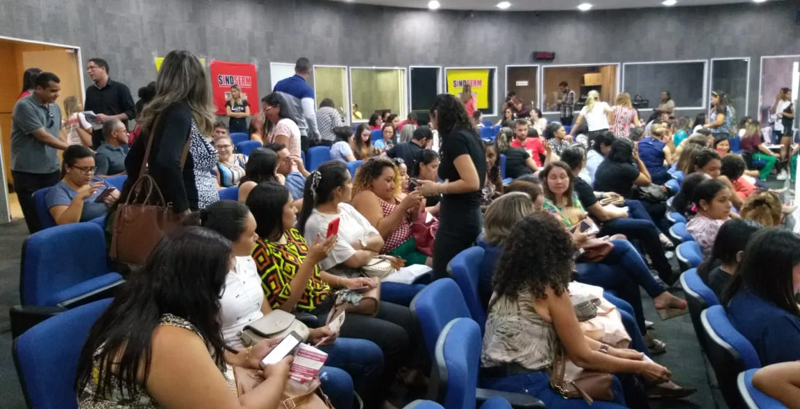 Professores estão acampados na CMT 