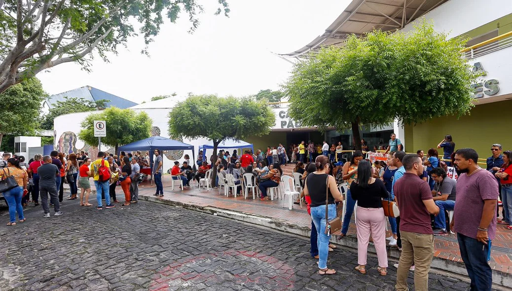 Professores estão acampados na CMT 