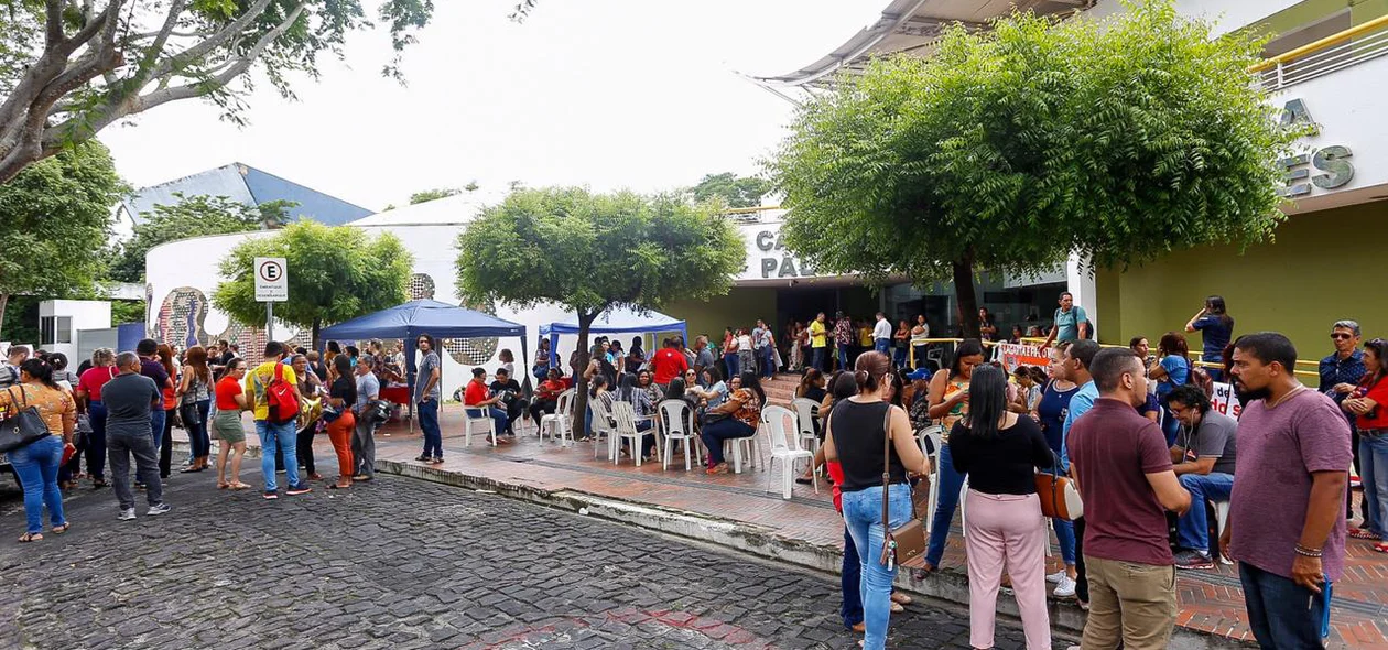 Professores estão acampados na CMT 