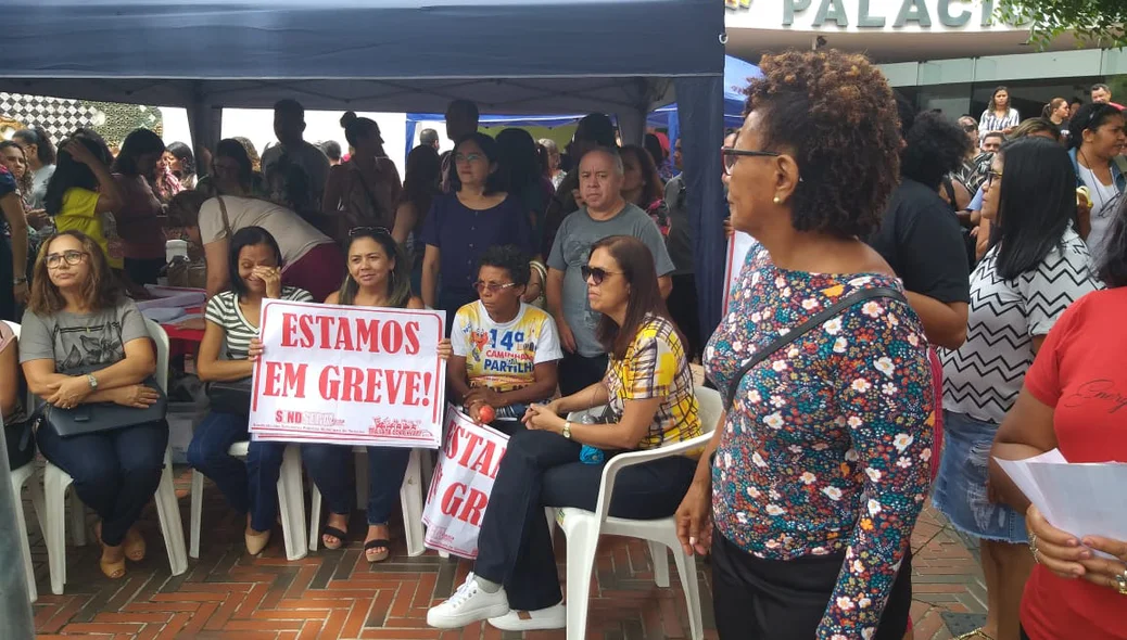 Professores realizam greve na Câmara Municipal 