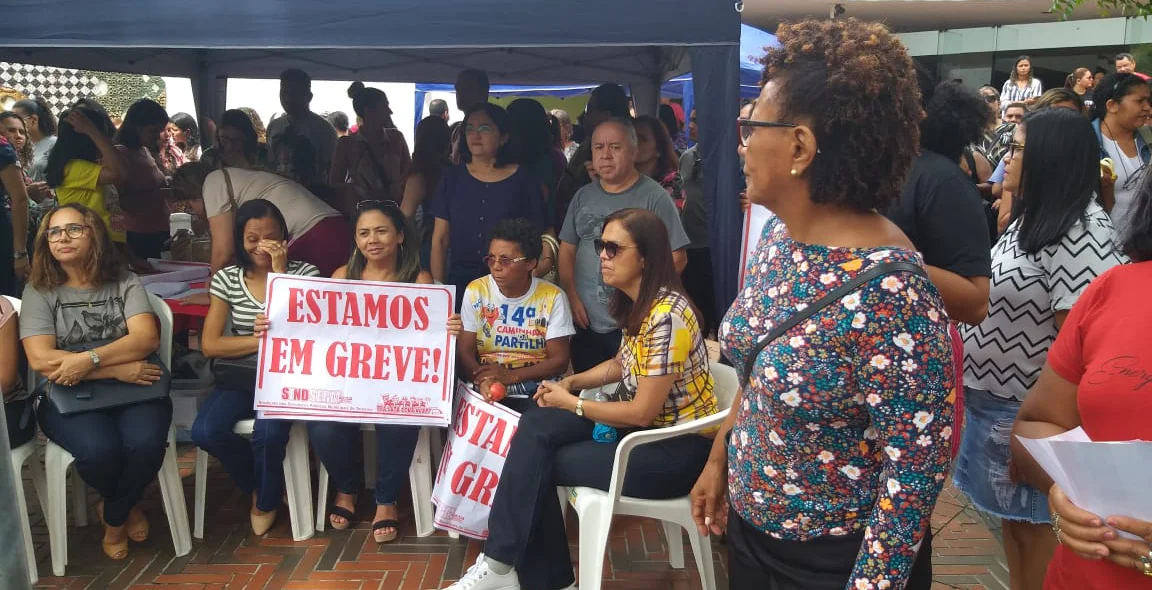 Professores realizam greve na Câmara Municipal 