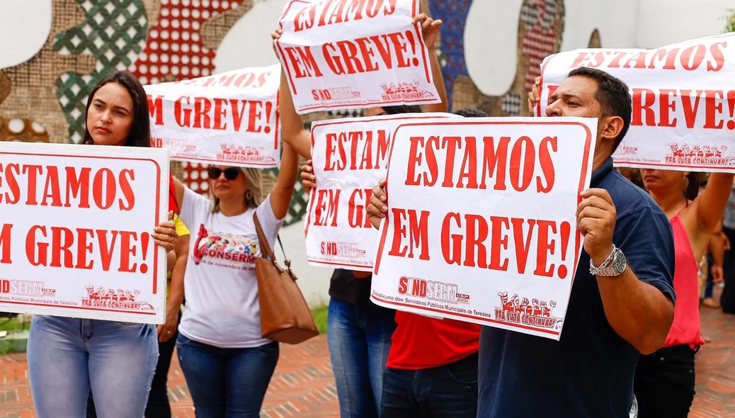 Professores realizam greve na porta da Câmara Municipal de Teresina