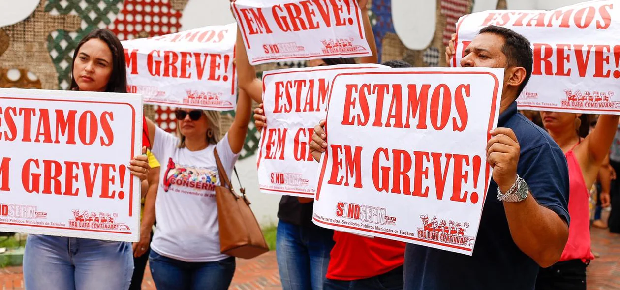 Professores realizam greve na porta da Câmara Municipal de Teresina