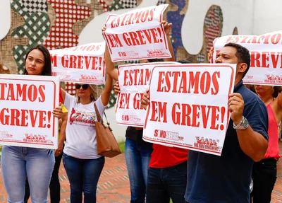 Professores realizam greve na porta da Câmara Municipal de Teresina