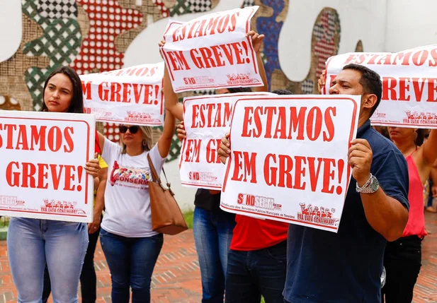 Professores realizam greve na porta da Câmara Municipal de Teresina