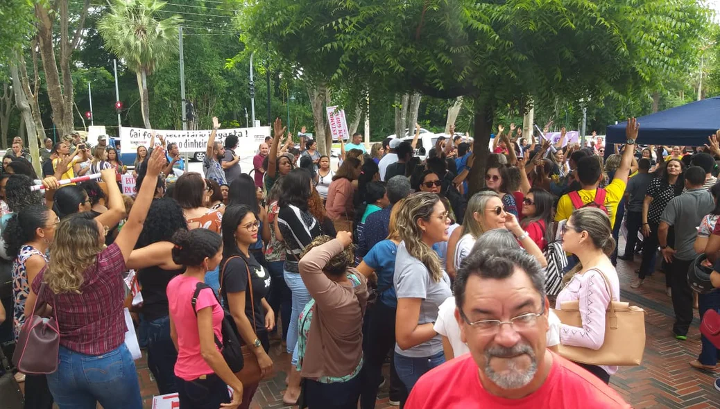 Professores reivindicam reajuste salarial 