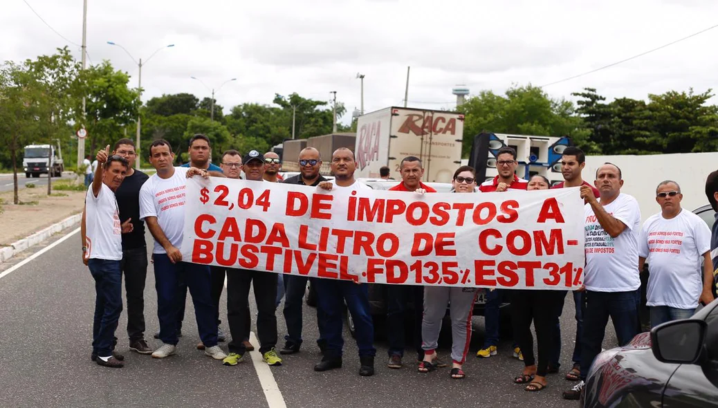 Valor do imposto sobre a gasolina também é protestado 