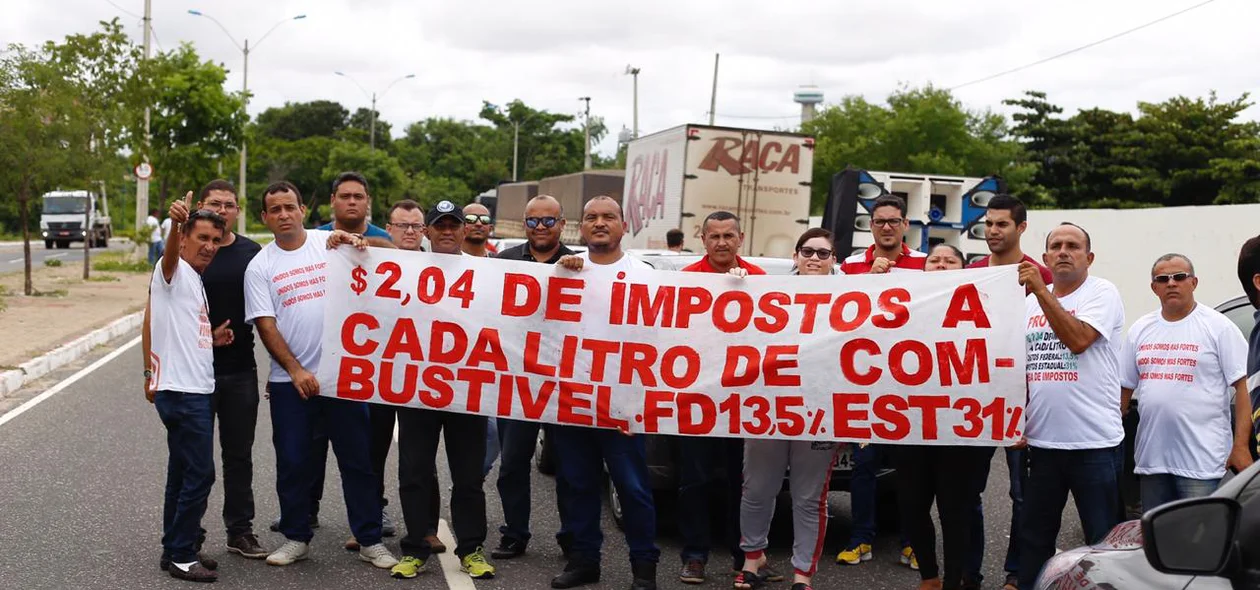 Valor do imposto sobre a gasolina também é protestado 