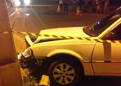 Condutor do veículo ainda colidiu em um poste após acidente