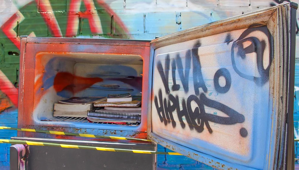 Dentro da geladeira deixada na porta da casa da vítima, os livros represetam estímulo à leitura