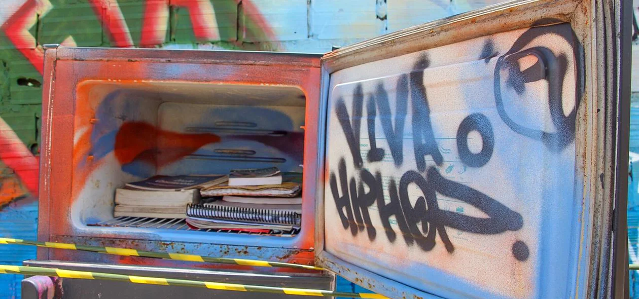 Dentro da geladeira deixada na porta da casa da vítima, os livros represetam estímulo à leitura