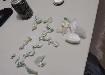Invólucros de cocaína apreendidos com o suspeito  
