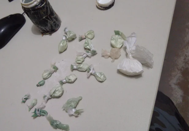Invólucros de cocaína apreendidos com o suspeito  