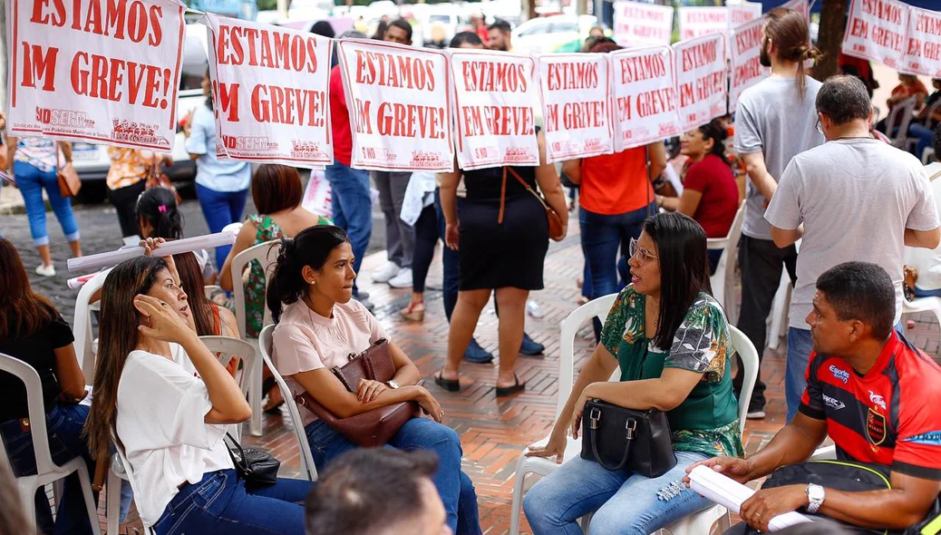 Greve dos professores em frente a Câmara Municipal de Teresina