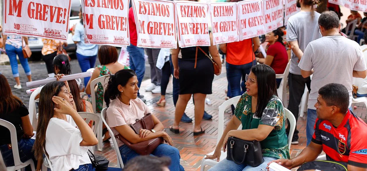 Greve dos professores em frente a Câmara Municipal de Teresina