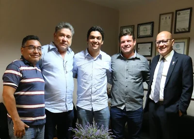 João Mádison e Franzé ao lado de lideranças em Angical