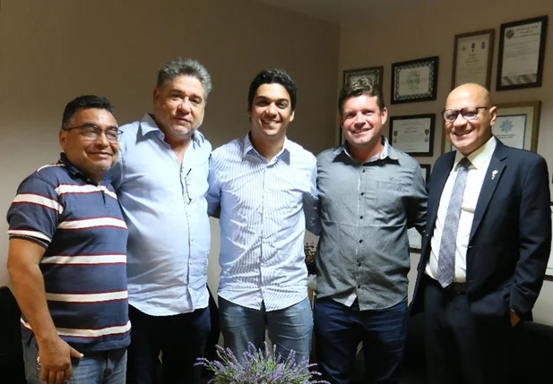 João Mádison e Franzé ao lado de lideranças em Angical