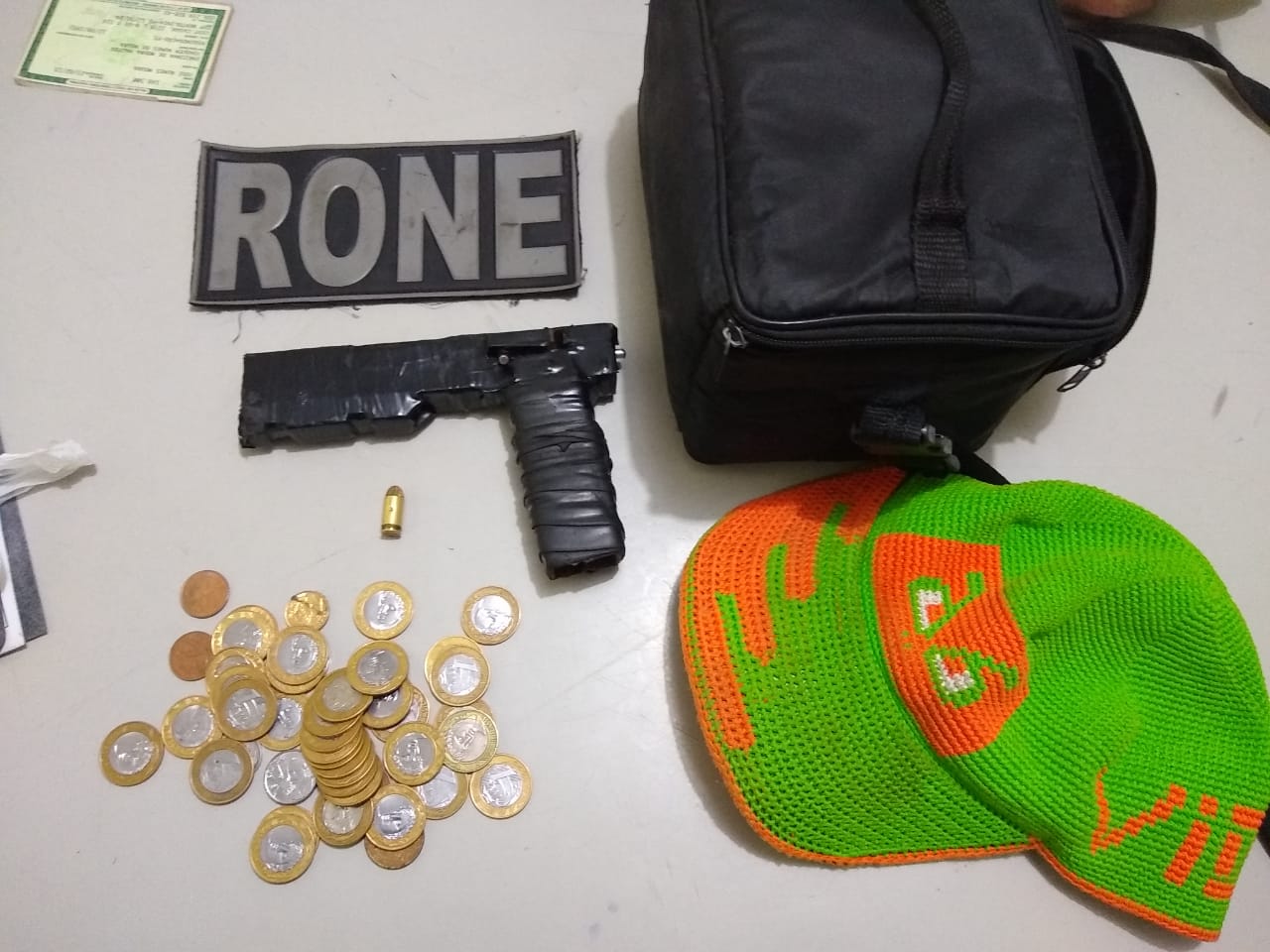 Material encontrado em poder dos suspeitos