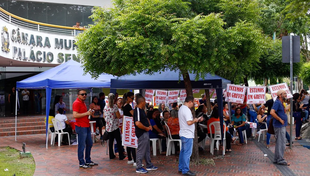 Professores protestam em frente a Câmara Municipal de Teresina