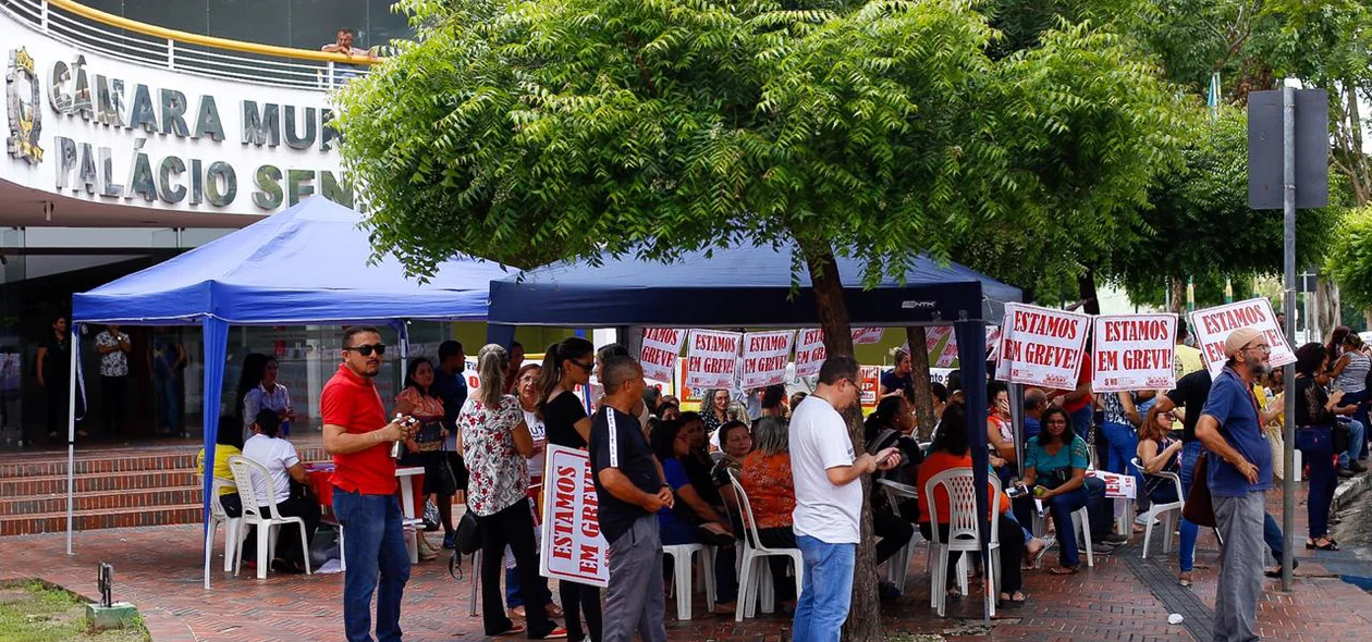 Professores protestam em frente a Câmara Municipal de Teresina