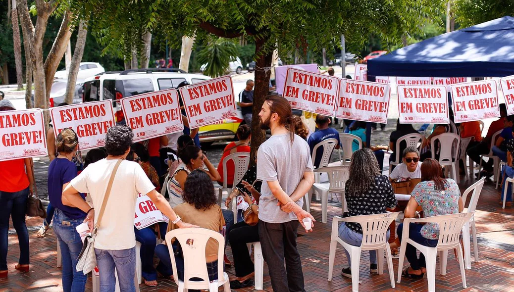 Professores protestam na Câmara Municipal 