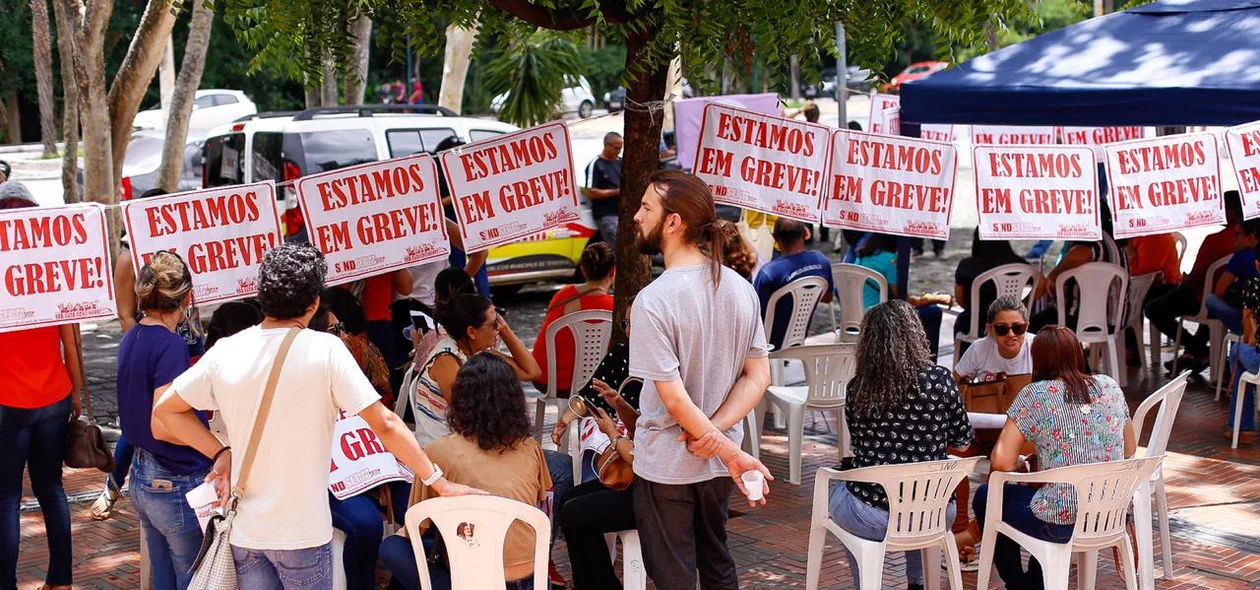 Professores protestam na Câmara Municipal 