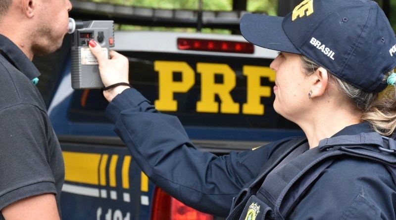 Teste do bafômetro realizado pela PRF.