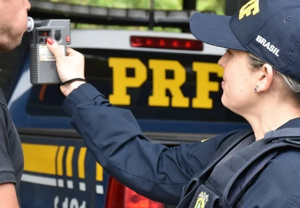 Teste do bafômetro realizado pela PRF.