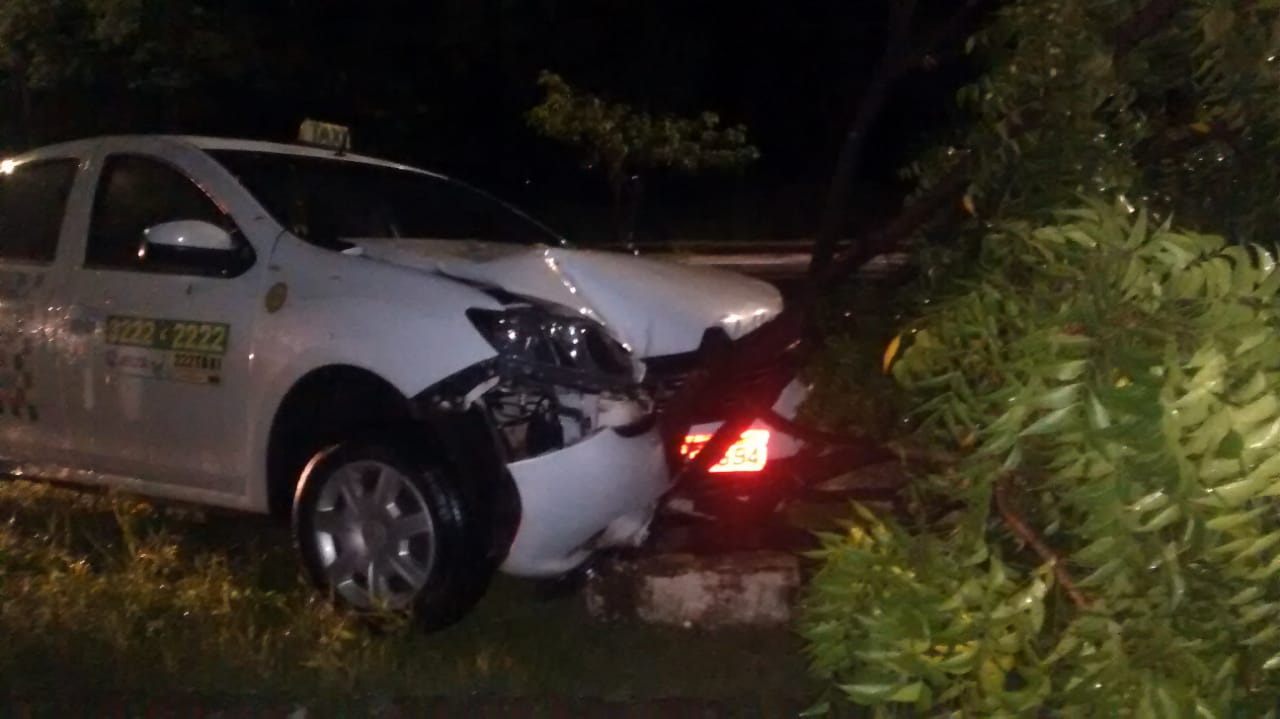 Veículo ficou com a frente destruída