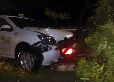 Veículo ficou com a frente destruída