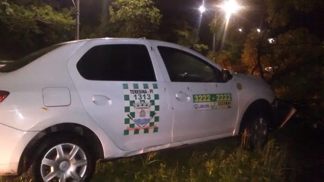 Veículo ficou parcialmente destruído