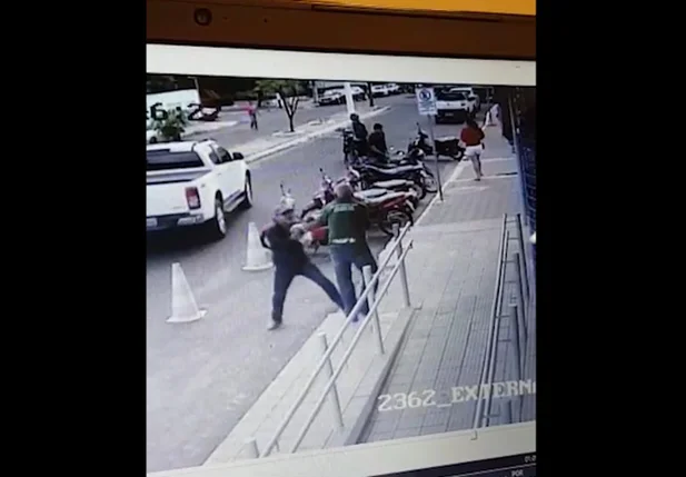 Vítima entrou em luta corporal com o suspeito em frente ao banco em Oeiras