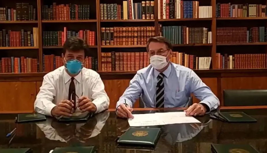 Bolsonaro usa máscara em live e sugere adiar manifestações pró-governo