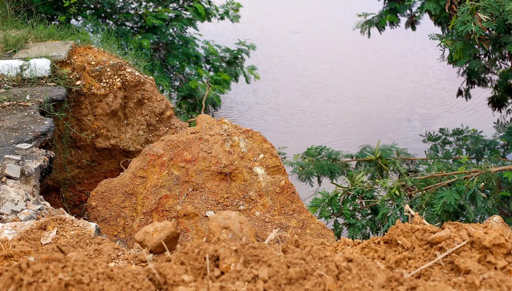 Cheia do Rio Parnaíba causa problemas nas margens da Avenida Maranhão
