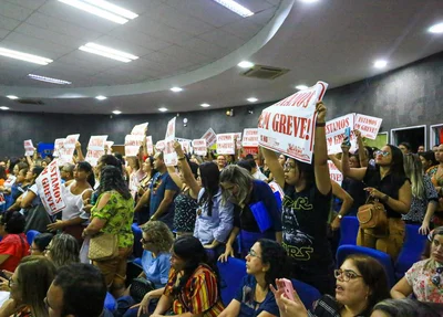 Greve dos professores no plenário da Câmara de Teresina