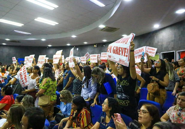 Greve dos professores no plenário da Câmara de Teresina