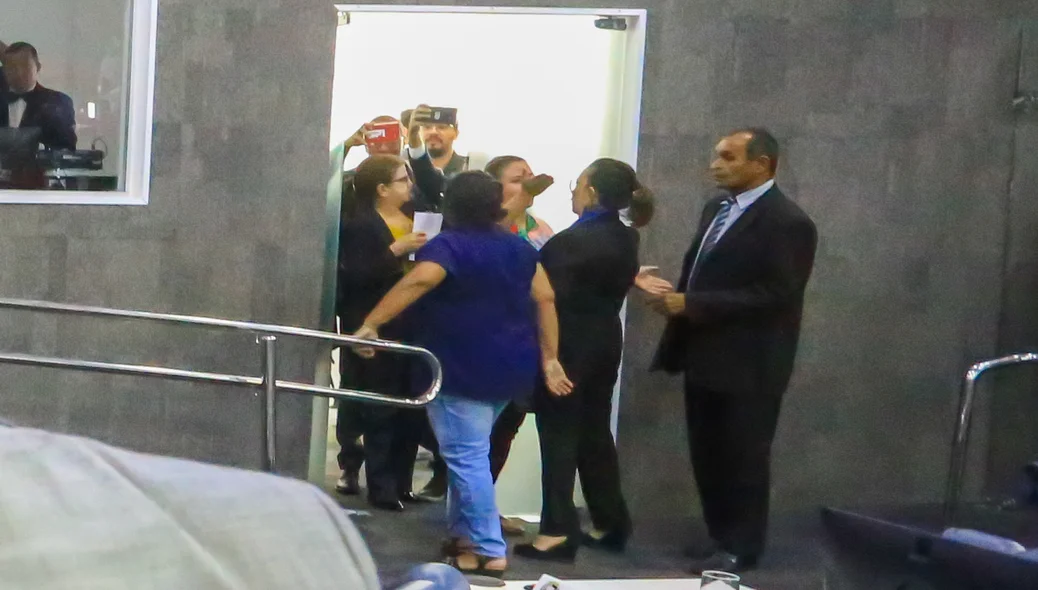 Manifestante discutindo com Vereadora 