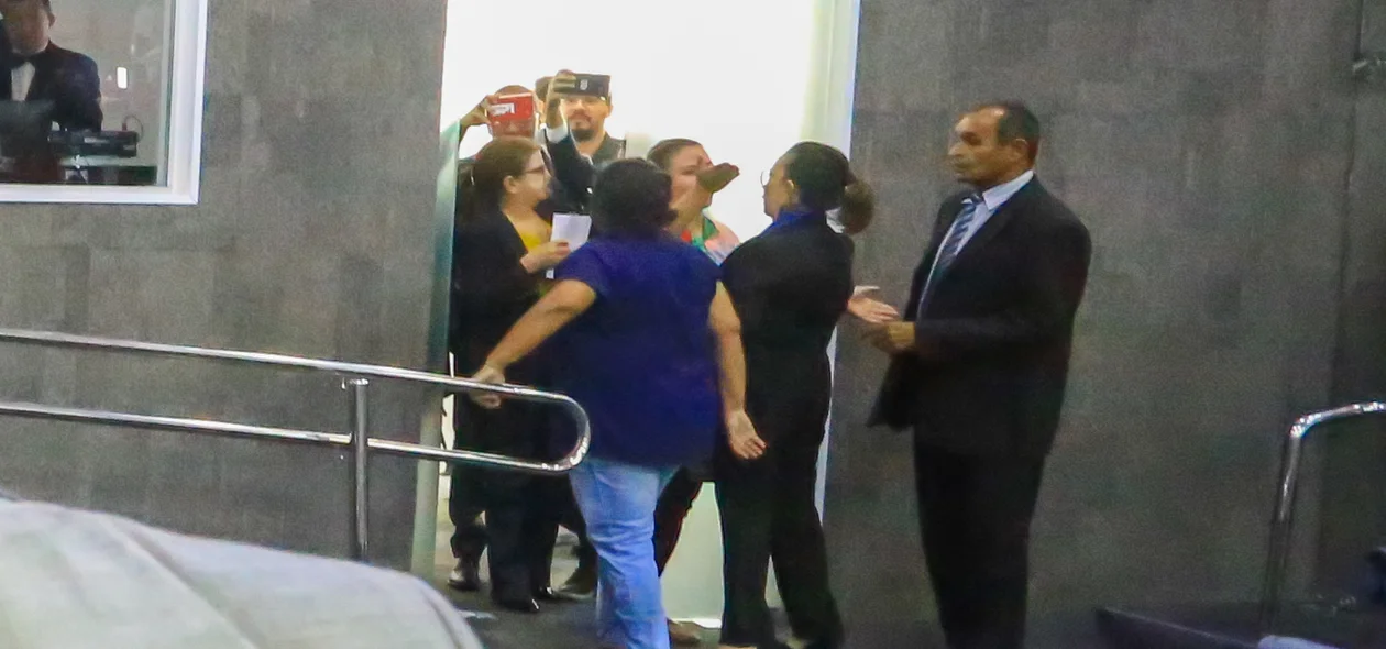 Manifestante discutindo com Vereadora 