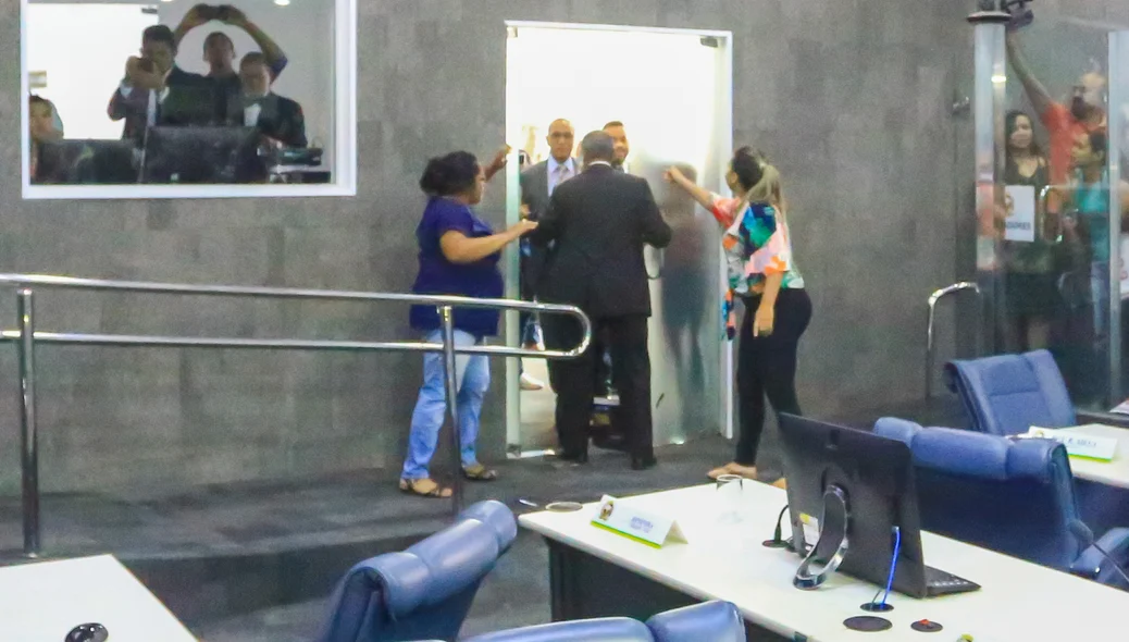 Manisfestantes discutindo com a vereadora