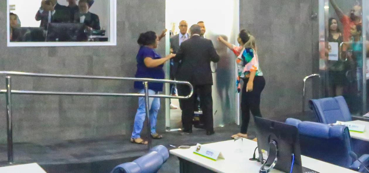 Manisfestantes discutindo com a vereadora