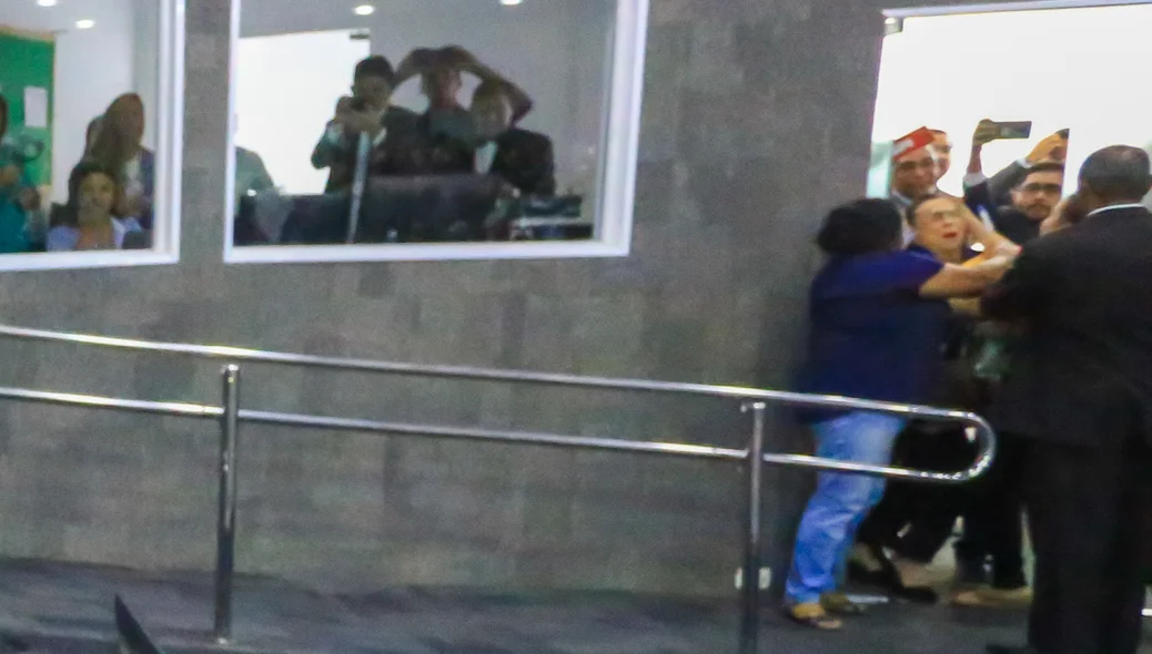 Momento em que vereadora Teresinha Medeiros é agredida no rosto por manifestante